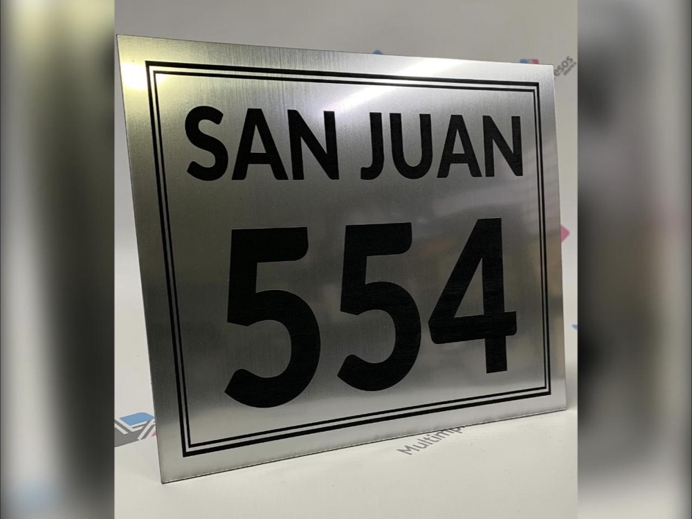 Placa domiciliaria en símil aluminio con el nombre de la calle y la numeración grabados