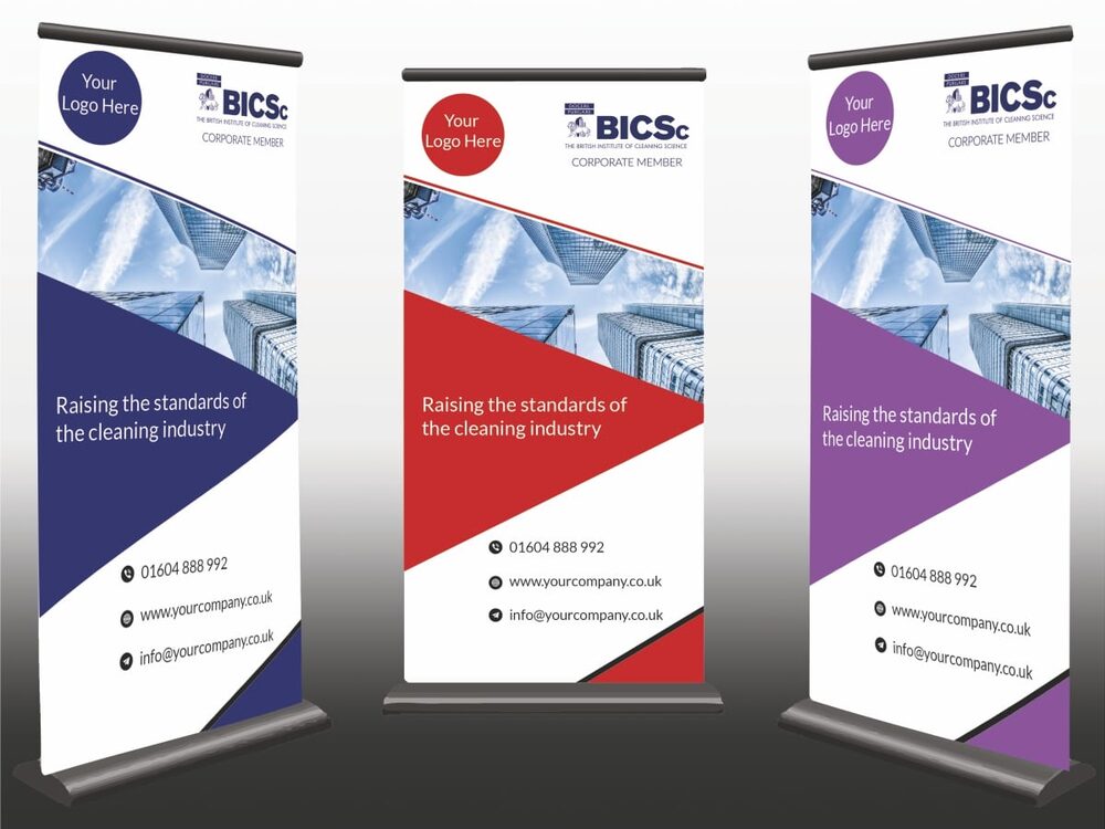 Tres banners roll up impresos y armados