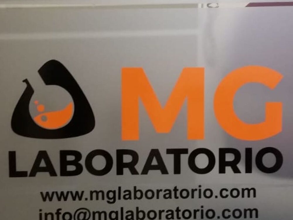 Logo de un laboratorio en vinilo de corte aplicado sobre vidrio