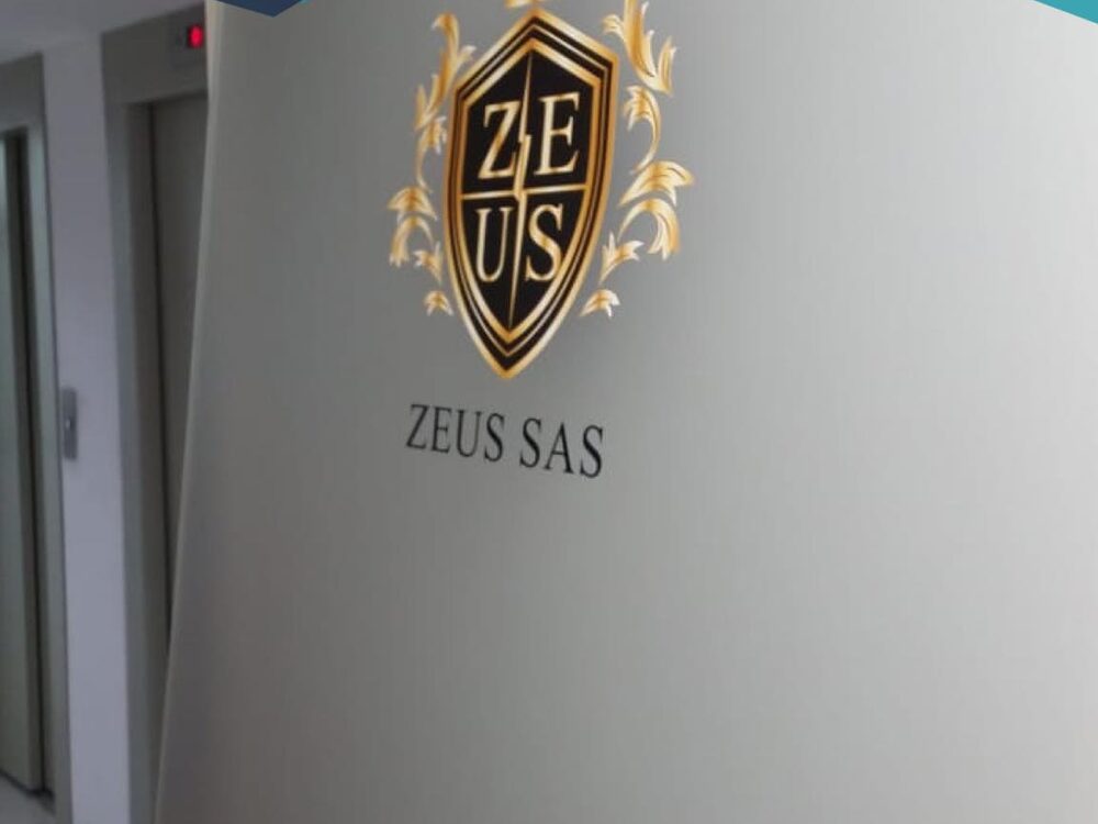 Logo dorado en vinilo de corte aplicado sobre una pared