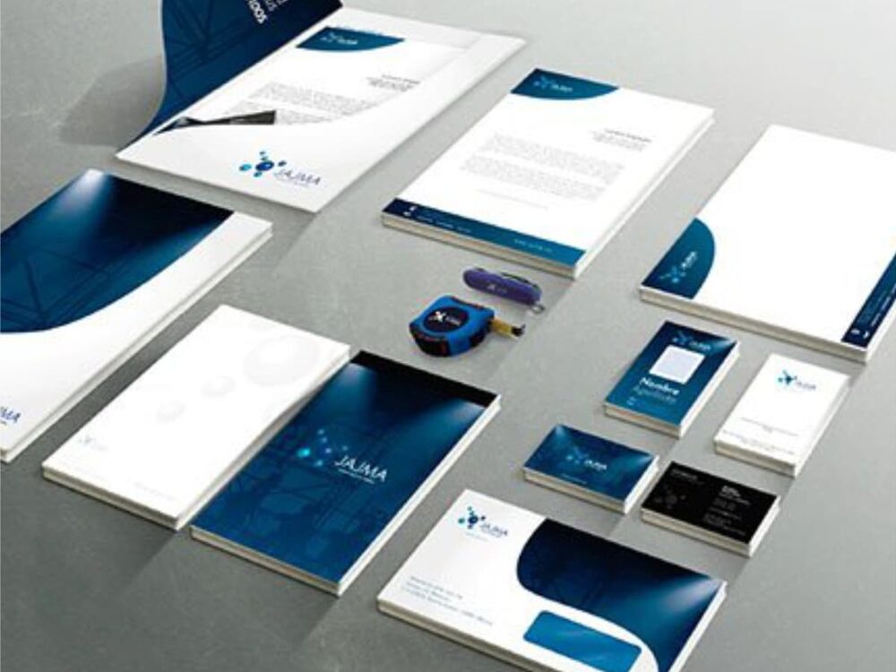 Set de papelería institucional impresa: hojas, sobres y tarjetas