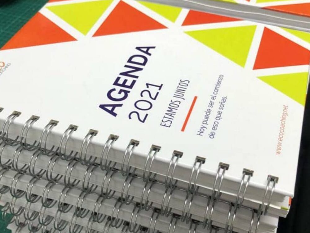 Agenda anillada con tapa impresa a todo color