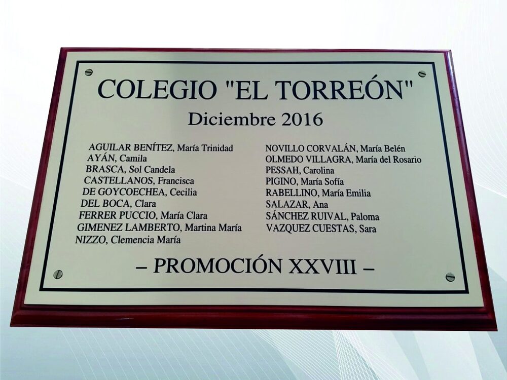 Placa de egresados grabada, montada sobre base de madera