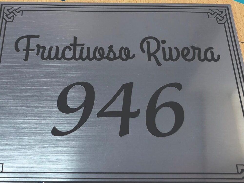 Placa de aluminio grabada con nombre y numeración