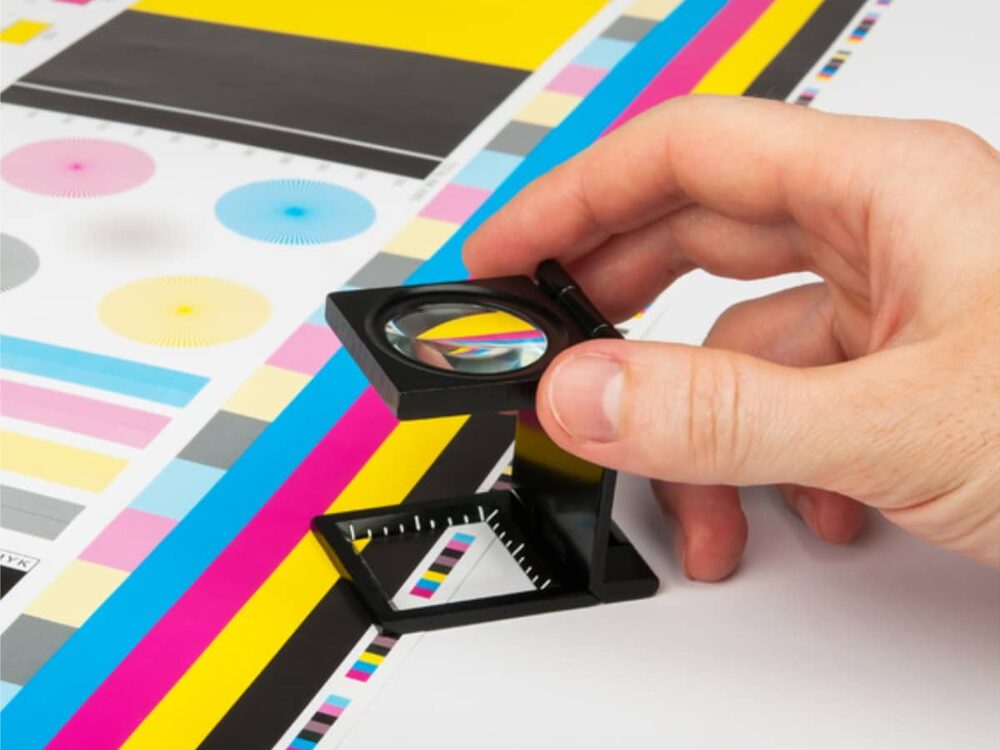 Control de color con lupa sobre una tira de registro CMYK