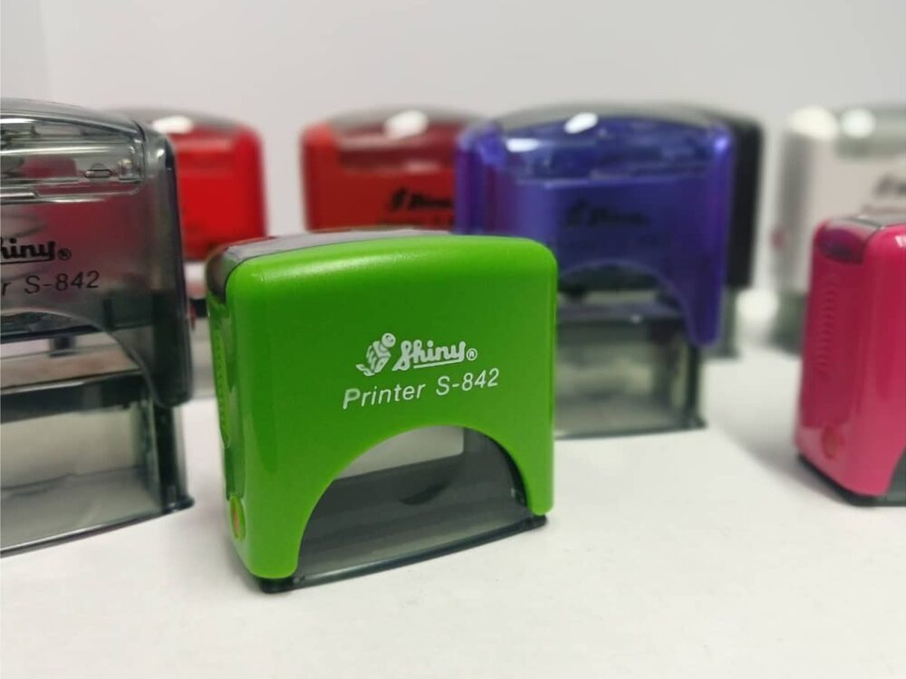 Sellos automáticos de distintos colores sobre una mesa