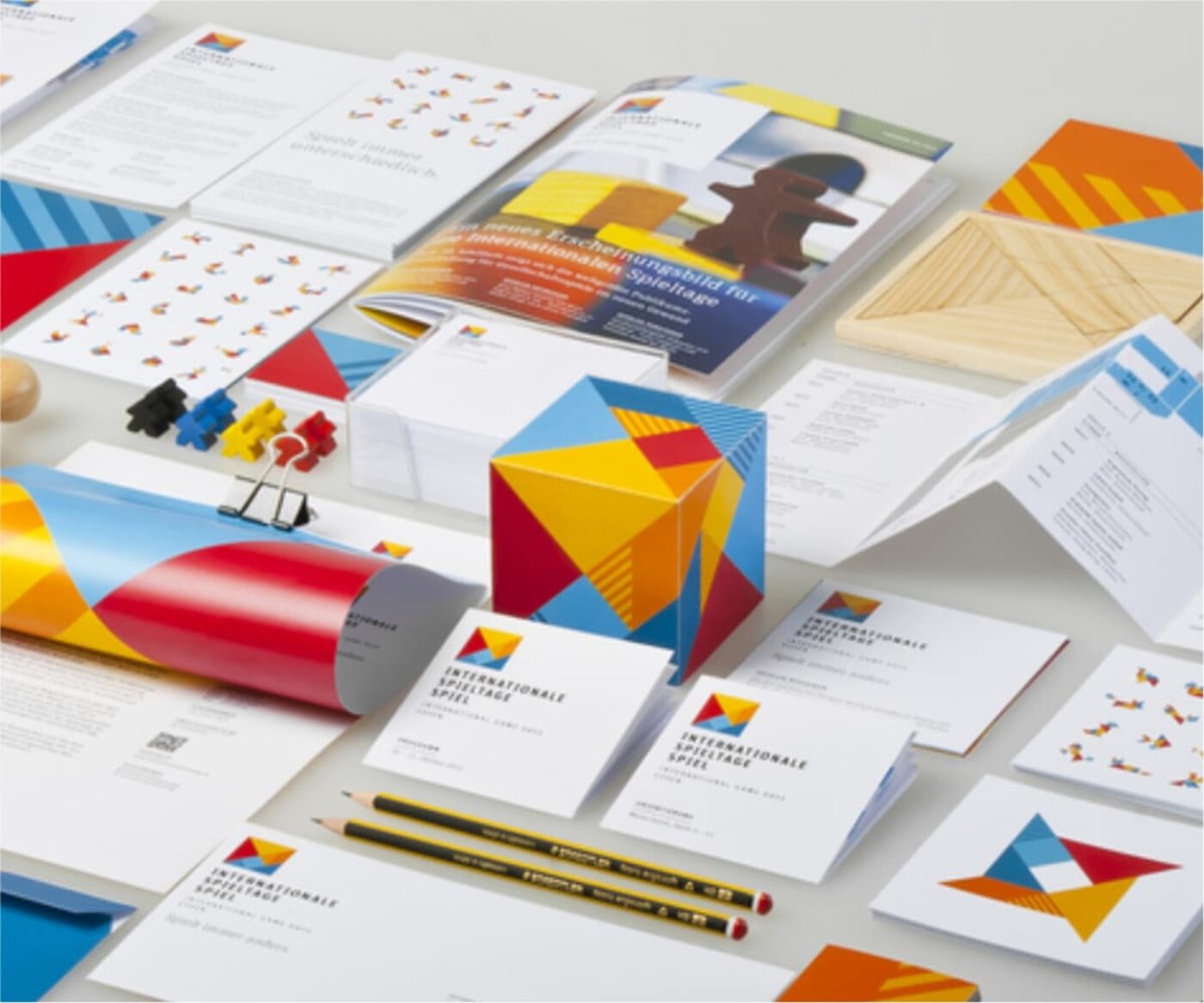 Papelería institucional impresa: tarjetas, folletos y carpetas